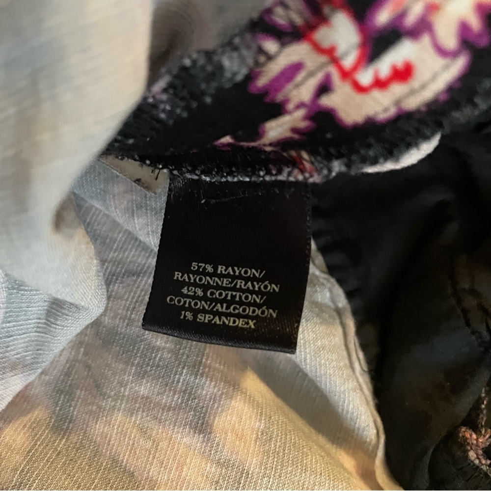 Ann Taylor Black and Pink Floral Patterned Low Rise Capri Pants with Pockets - Picture 7 of 8